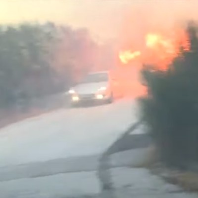 Σοκαριστικό Video από τη φωτιά στην Πεντέλη: Αυτοκίνητο περνά μέσα από τις φλόγες