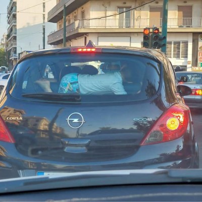 Εικόνα ΣΟΚ στην Αθήνα – Έβαλε το παιδί στην εταζέρα