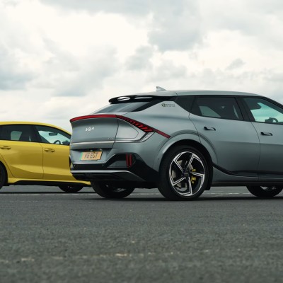 Audi RS3 vs Kia EV6 GT: Μπορεί η βενζίνη να νικήσει 585 ηλεκτρικούς ίππους; [video]