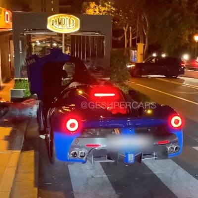 Πήγε να παρκάρει τη LaFerrari και πήρε σβάρνα τα μηχανάκια – Δείτε το video