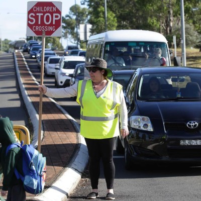 Επιτρέπεται η στάση με αλάρμ έξω από τα σχολεία;