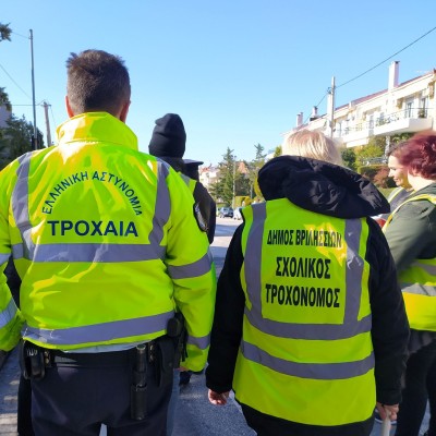 Τι αρμοδιότητες έχει ο σχολικός τροχονόμος; Μπορεί να σου κόψει κλήση;