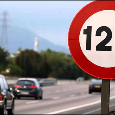 Ποιο αυτοκίνητο πιάνει 120 km/h με την όπισθεν; Δες το video