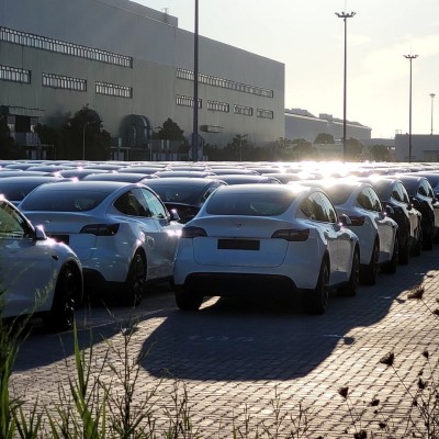 Απίστευτο: Πάνω από 10.500 Tesla «κάθονται» σε ένα λιμάνι – Δείτε πού [video]