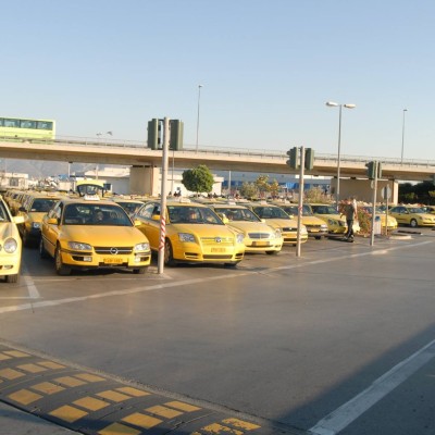 Οδηγοί TAXI: Ζητάνε 300 €/μήνα και λιγότερους φόρους – Πότε θα κάνουν απεργία