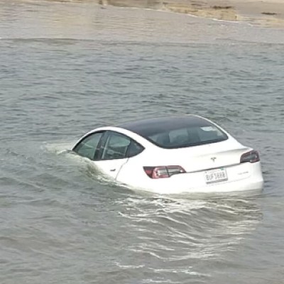 Τι γυρεύει ένα Tesla Model 3 μέσα στη θάλασσα; [video]