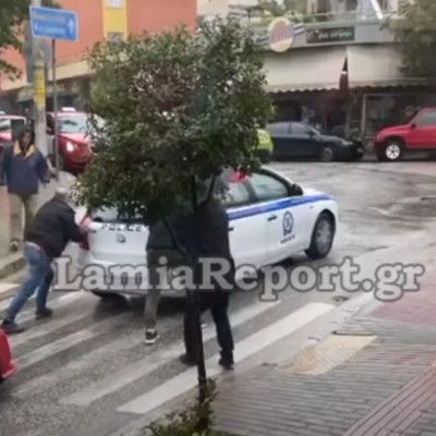 Λαμία: Σπρώχνουν το περιπολικό γιατί δεν έχει λάστιχα – Δείτε το video