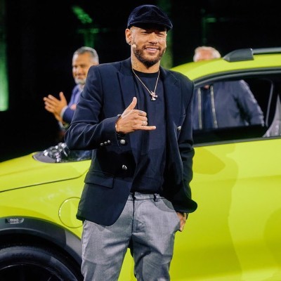 Η απίστευτη συλλογή αυτοκινήτων και αεροσκαφών του Neymar