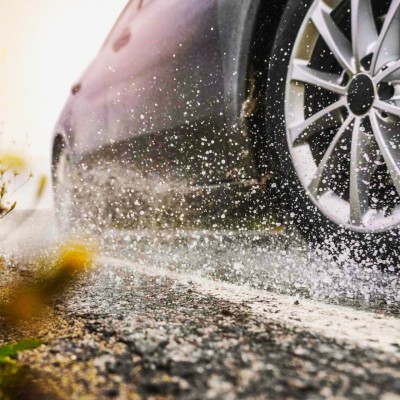 Ποια ελαστικά είναι καλύτερα στη βροχή: Θερινά, 4 εποχών ή χειμερινά; [video]