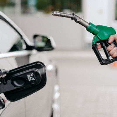 Πέφτουν οι τιμές καυσίμων – Γιατί συμβαίνει αυτό;