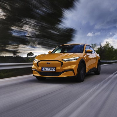 Ford Mustang Mach-E: Το μοναδικό αυτοκίνητο που οδηγείς  χωρίς χέρια στην Ελλάδα, νόμιμα – Πώς γίνεται;