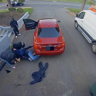 Video: Tα έβαλε με 4 ληστές κι έσωσε το αυτοκίνητό του!