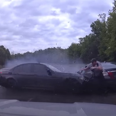 BMW πέφτει σε αστυνομικό που βρίσκεται στη ΛΕΑ [video]