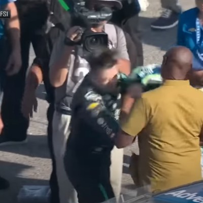 Οδηγοί αγώνων έπαιξαν μπουνιές μπροστά σε χιλιάδες θεατές [video]