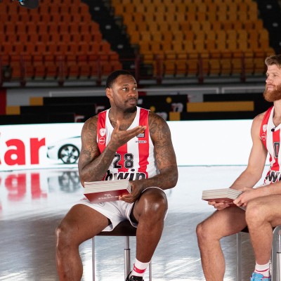 Final Four - Ολυμπιακός: Πώς «κολλάνε» τα κυθνιώτικα με την country μουσική; Δες το βίντεο για να καταλάβεις.