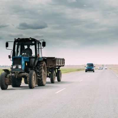 Μπορούν τα τρακτέρ να βγουν στην εθνική οδό; Τι λέει ο νόμος