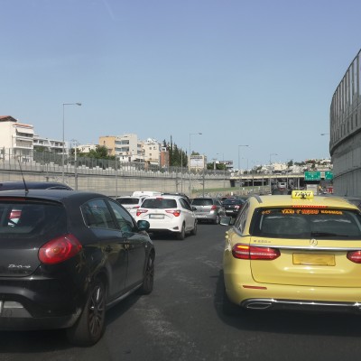 Κολλάνε στην κίνηση και τους αρέσει – Σε ποια χώρα συμβαίνει αυτό;