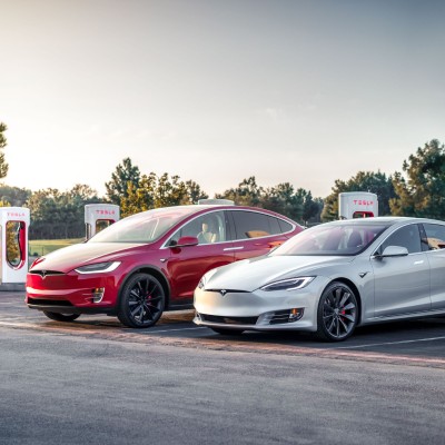 Tesla: Τιμόνι στη λάθος πλευρά, αλλά στάνταρ το… τρίτο χέρι!