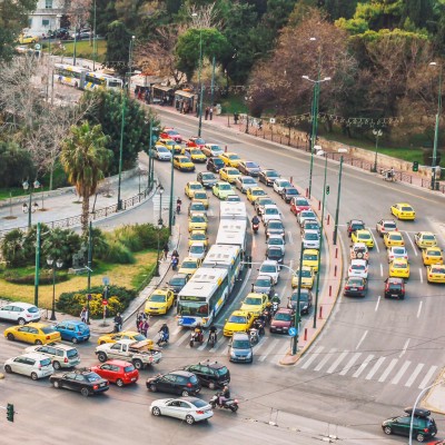 Το παράδοξο της Αθήνας: Αυξάνεται η χρήση ΜΜΜ, δεν μειώνεται η κίνηση!