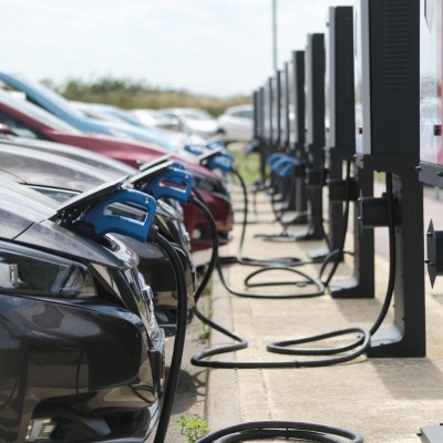 Ελλάδα: Στην πρίζα 6 στα 10 αυτοκίνητα - Δείτε σε ποια κατηγορία κάνουν πάρτυ