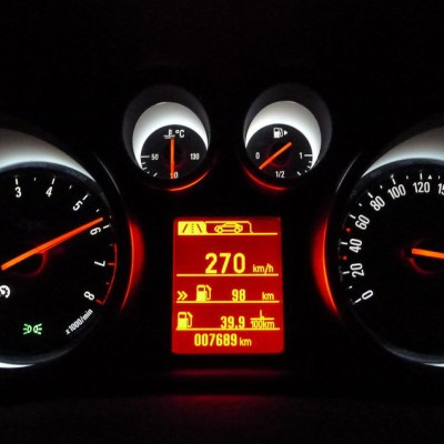 Ταξίδι με αυτοκίνητο: Ποια είναι η ιδανική ταχύτητα για οικονομία;