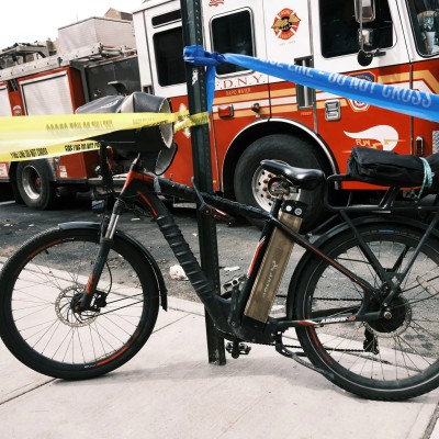 Φωτιές σε ηλεκτρικά πατίνα και e-bikes: Πώς φτάσαμε τους 8 νεκρούς - Ποια είναι η λύση