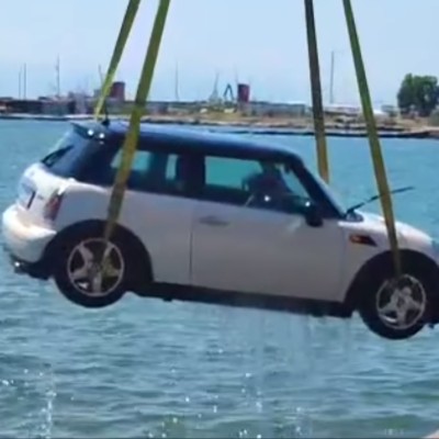 Βουτιά στην θάλασσα έκανε αυτοκίνητο στη Χαλκιδική – Δες το video που επιπλέει