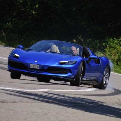 Video–Δοκιμή Ferrari 296 GTS: Είναι η καλύτερη Ferrari όλων των εποχών;