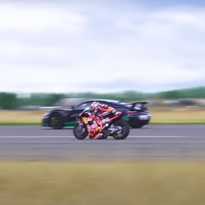 Κόντρα: Ηλεκτρικό αυτοκίνητο παραγωγής νικάει μοτοσικλέτα Moto GP [video]