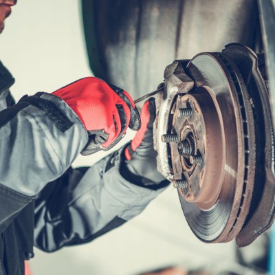 «Σφυρίζουν» τα φρένα του αυτοκινήτου; Δες πότε πρέπει να ανησυχήσεις