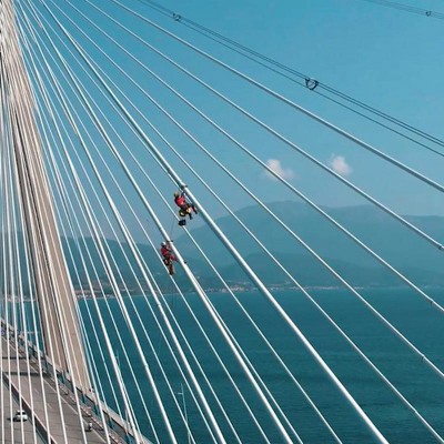 Άνθρωποι «κρεμιούνται» στη Γέφυρα Ρίου-Αντιρρίου: Τι δουλειά έχουν εκεί;[video]