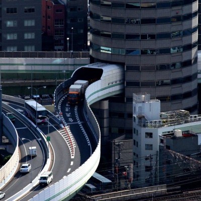 Απίστευτο: Αυτοκινητόδρομος περνά μέσα από τον 5ο όροφο κτηρίου!