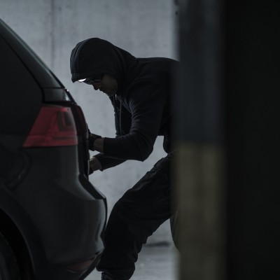 Η κλοπή της χρονιάς: Άνοιξαν τρύπα στην οροφή και «σήκωσαν» 9 αυτοκίνητα [video]