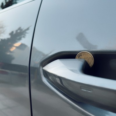 Το κόλπο με το κέρμα – Δες πόσο εύκολα σου κλέβουν το αυτοκίνητο [Video]