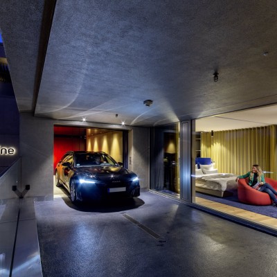 Σε αυτό το ξενοδοχείο παρκάρεις στο μπαλκόνι σου