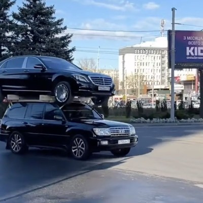 Ρώσος μεταφέρει μια Mercedes S-Class στην οροφή ενός Toyota Land Cruiser! [video]