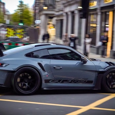 Το όνειρο του Λονδίνου: Η γειτονιά με τα κορυφαία supercars [video]