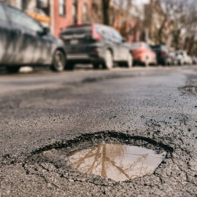 Λάρισα: Έπεσε με μηχανή σε λακκούβα – Δικαιώθηκε για 13.400 €