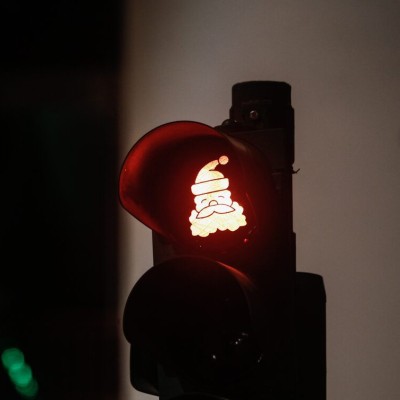 Το πιο παράξενο πορτοκαλί φανάρι βρίσκεται στα Τρίκαλα - Δείχνει έναν πρίγκιπα!