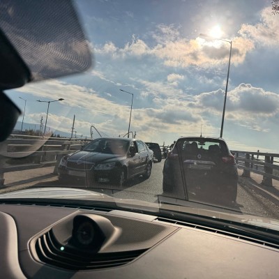 Ηλικιωμένη οδηγός τράκαρε με μηχανή λίγο πριν βγει ανάποδα στη λεωφόρο Κύμης