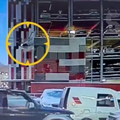 Ρώσος έπεσε από τον 4ο όροφο με το SUV [video]