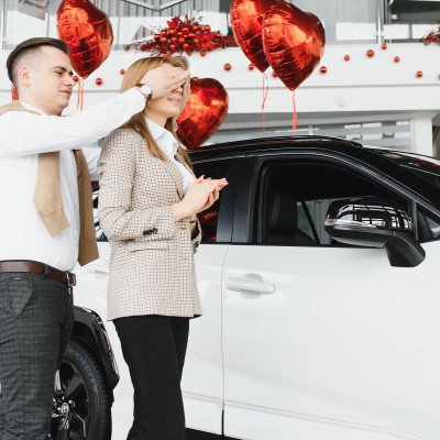 Αγίου Βαλεντίνου: Απόκτησε το αυτοκίνητο που θα ήθελε κάθε ζευγάρι