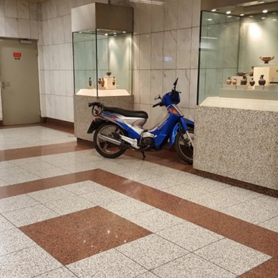 Ντροπιαστικό video: Γερμανίδα influencer έκανε βόλτα στην Αθήνα και γίναμε… ρεζίλι