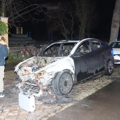 Αναρχικοί βάζουν φωτιές σε Tesla!