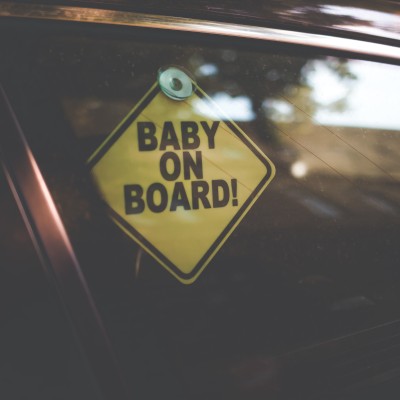 Αυτοκόλλητο Baby on board: Είναι υποχρεωτικό από τον ΚΟΚ;