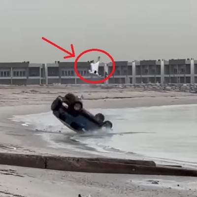 Video Σοκ: Οδηγός εκτοξεύεται από SUV και καταλήγει στη θάλασσα