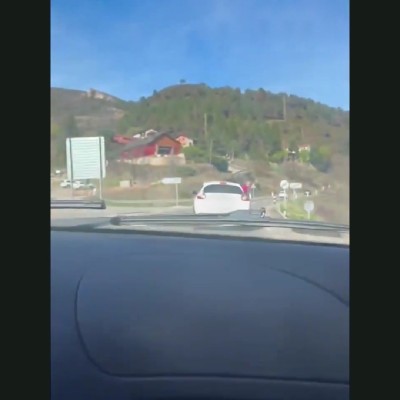 Σοκαριστικό video! Παιδί 2 ετών πέφτει από αυτοκίνητο που κινείται