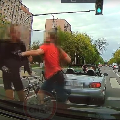 Οδηγός IX και ποδηλάτης έπαιξαν μπουνιές στη μέση του δρόμου [Video]