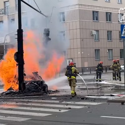 Ηλεκτρικό τράκαρε και πήρε φωτιά – Έριξαν ένα ποτάμι νερό για το σβήσουν [video]