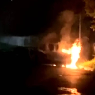 Έβαλε φωτιά σε McLaren με κουτιά από πίτσες [video]